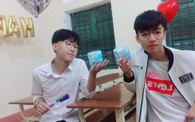 Lớp nhà người ta: Tặng quà 20/10 cho các bạn nữ toàn là băng vệ sinh, mỳ hộp, dép tổ ong...