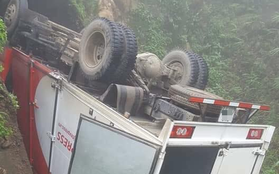Lào Cai: Xe tải mất lái lao xuống vực rồi nằm ngửa bụng ở độ sâu hàng chục mét