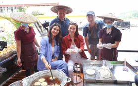 Hồ Ngọc Hà hào hứng cùng Cindy Bishop học cách đổ bánh cuốn, làm chả mực ở Hạ Long