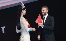 Clip: Hoa hậu Tiểu Vy tự tin nói tiếng Anh, vui vẻ tặng David Beckham lá cờ Việt Nam