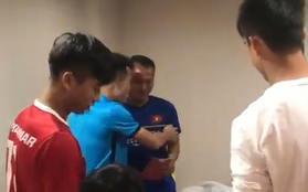Văn Toàn làm leader dẫn đầu đoàn tuyển thủ mừng cưới tiền vệ Trọng Hoàng