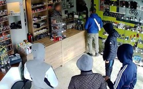 Đi cướp cửa hàng rồi được chủ hẹn "mai quay lại mới có tiền đưa", băng cướp ngây thơ nghe lời rồi xộ khám