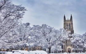 Đã mắt ngắm ngôi trường Đại học đẹp như lâu đài cổ tích dưới trời tuyết trắng xóa