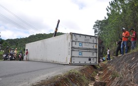 Lật container trên đèo Mimosa, giao thông Đà Lạt - TP.HCM ách tắc nhiều giờ