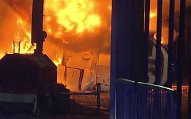 [VIDEO] Cận cảnh chiếc trực thăng của chủ tịch Leicester City chìm trong biển lửa sau khi rơi xuống đất