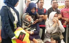 Người thân khóc ròng, tập trung chờ đợi tin tức của các nạn nhân trên chiếc Boeing 737 ở sân bay Jakarta