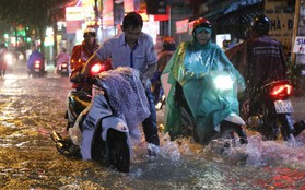 Học sinh, dân công sở khốn khổ vì nước ngập lút bánh xe trong cơn mưa kéo dài đến đêm ở Sài Gòn