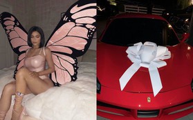 Kylie Jenner hóa trang Halloween thành bươm bướm sexy, tặng mẹ món quà cực chất trị giá 5,8 tỷ