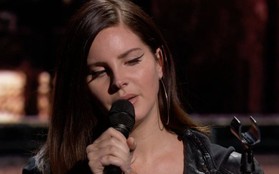 Lana Del Rey đã sầu còn xui: Được Apple mời hát tại event, không dám giới thiệu tên bài vì... cấm chửi thề?