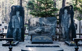 Nghĩa trang mafia tại Nga: Bia mộ chạm khắc toàn thân to như người thật, nhà lầu xe hơi cũng có luôn