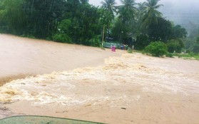 Bình Định: Mưa lớn 2 ngày liên tục khiến nước lũ lên nhanh, nhiều nhà dân bị cô lập