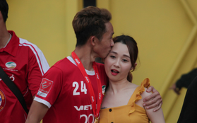 Tiền vệ U23 Việt Nam tình tứ hôn bạn gái ngày Viettel chính thức nhận Cúp vô địch hạng Nhất 2018