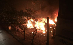 Hà Nội: Cháy lớn lúc rạng sáng trên phố Chùa Láng, 2 căn nhà liền kề bị thiêu rụi