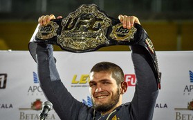 Dạy cho "Gã điên" McGregor một bài học nhớ đời, "độc cô cầu bại" Khabib được chào đón như người hùng khi về nước