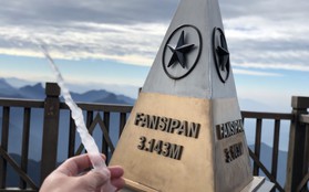 Băng giá xuất hiện trên đỉnh Fansipan, du khách thích thú tạo dáng chụp ảnh