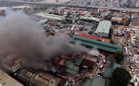 Hà Nội: Cháy khu nhà kho gần Bến xe Nước Ngầm, người dân cố gắng "giải cứu" chiếc xe hiệu Ford Ranger