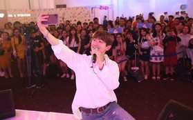 Eric Nam bất ngờ xuất hiện tại ngày hội “Samsung Galaxy Fan Weeks” trước hàng ngàn tín đồ selfie
