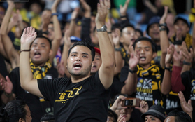 CĐV Malaysia buồn thiu khi đội nhà bại trận tại Mỹ Đình dù trước đó diễu hành thị uy khắp phố cổ Hà Nội