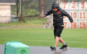 HLV Park Hang-seo suýt ngã khi thử làm vận động viên nhảy qua vũng nước mưa