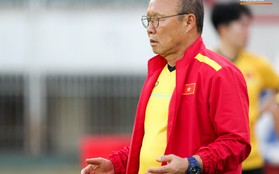 HLV Park Hang-seo có hành động lạ khiến tất cả chú ý trong buổi làm quen sân thi đấu AFF Cup 2018