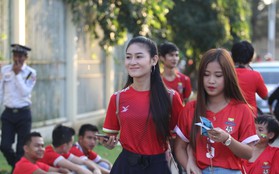 Ngắm nhan sắc xinh đẹp của những nữ CĐV Myanmar đến cổ vũ đội tuyển nước nhà trong trận đấu với Việt Nam tại AFF Cup