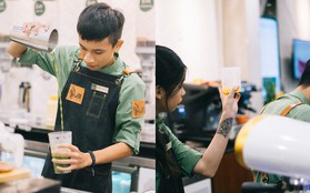 Giới trẻ Sài thành háo hức trải nghiệm trào lưu uống trà sữa One More Tea kiểu bartender