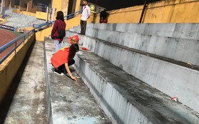 Vui chiến thắng không quên "ở sạch": CĐV Việt Nam ở lại sân Hàng Đẫy dọn rác sau trận đấu với Campuchia