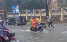 Hàng loạt trường Đại học ở TPHCM cho sinh viên nghỉ học, hoãn thi tránh bão số 9