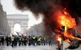 Cảnh sát dùng hơi cay, vòi rồng đối phó 8.000 người biểu tình, Paris trở thành ‘chiến địa’