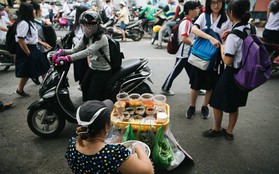 Đặc sản ăn vặt Sài Gòn: độ "chất" được đảm bảo bằng... tên trường học