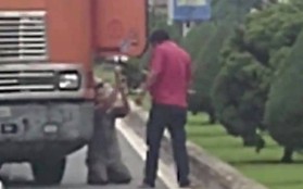Bị đồng nghiệp dọa chém, tài xế container quỳ lạy giữa đường