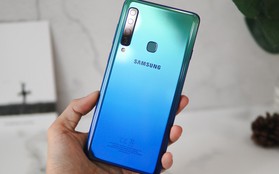 Mở hộp Galaxy A9 mới: Mặt lưng chuyển màu ấn tượng, 4 camera và selfie với sticker thuần Việt