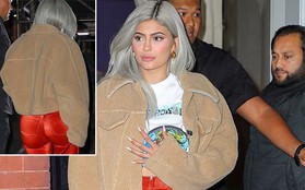 Nhuộm tóc trắng và để móng dài, Kylie Jenner như biến hình thành "Bạch phát ma nữ siêu vòng 3" trên phố