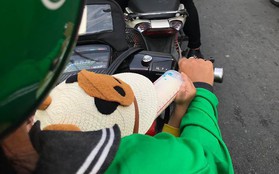 Nữ tài xế GrabBike đưa con còn đang bú sữa cùng đi chở khách: "Ngày xưa người ta địu con đi rẫy, nay chị địu con chạy Grab"