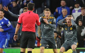 Cầu thủ Leicester bàng hoàng vì bị trừng phạt sau khi cởi áo tri ân ông Vichai