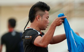 Tuyển thủ Lào "chơi" nhiều kiểu tóc dị, đi dép lê và tự lái xe máy tới sân tập
