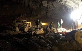 Lực lượng cứu hộ làm việc xuyên đêm, sắp tiếp cận được người mắc kẹt vụ sập hầm vàng ở Hòa Bình