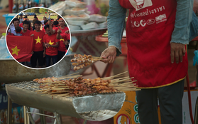 Trên đất Lào, CĐV Việt Nam được "chiêu đãi" thịt xiên nướng, miến trộn trước khi vào xem trực tiếp AFF Cup 2018