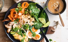 Không chỉ gồm rau củ, món salad truyền thống ở các nước được chế biến cầu kì và tinh tế như thế này đây