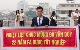 Tốt nghiệp ĐH, nam sinh được bạn bè in băng rôn "Chúc mừng 22 năm FA" mang đến trường để bóc phốt không có người yêu