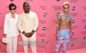 Thảm hồng Victoria's Secret Fashion Show 2018: mẹ Kendall ton-sur-ton với tình trẻ kém 35 tuổi, anh trai Ariana Grande cởi trần như thổ dân