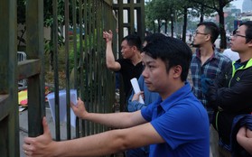 Người hâm mộ mệt mỏi bám cổng VFF chờ nhận vé online trận Việt Nam – Philippines
