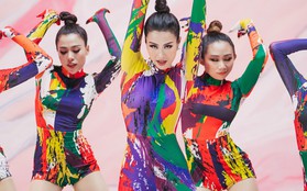 Một ngày sau khi phát hành album "khủng", Đông Nhi tiếp tục tung MV Dance mới với tạo hình "tắc kè hoa"