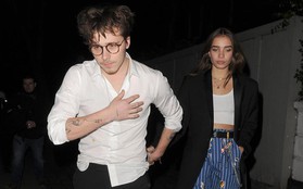 Trong khi Chloe yêu đồng giới, Brooklyn Beckham lại công khai hẹn hò một cô bạn gái mới toanh