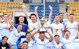 Cơ trưởng đón tuyển Việt Nam về nước vừa vô địch giải bóng đá dành cho các phi công trong khối ASEAN