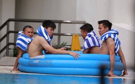 Tuyển Việt Nam ngâm mình trong nước đá để hồi phục sau trận đấu với Malaysia