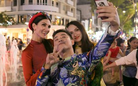 Hương Giang cùng Chị Đại "Asia's Next Top Model" bị vây kín ở phố đi bộ Nguyễn Huệ