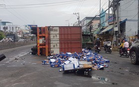 Hàng trăm thùng bia tràn ra đường, nhiều người nhặt mang đi mặc cho tài xế can ngăn