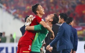 Vô địch AFF Cup 2018, thủ thành Văn Lâm òa khóc rưng rức khi ăn mừng cùng Quế Ngọc Hải