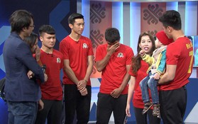 Quang Hải, Đức Chinh bật khóc trong cuộc gặp gỡ xúc động với cậu bé 4 tuổi bị ung thư não trước trận chung kết AFF Cup 2018
